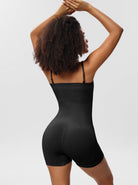 Frau in schwarzem Shapewear-Body, nahtlos, figurformend, Rückansicht. Ideal für Damenmode, Unterwäsche, Körperformung, Komfort.