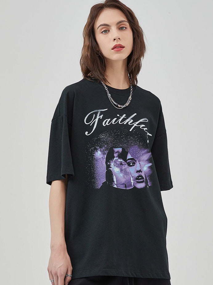 Schwarzes T-Shirt mit lila Grafik und "Faithful"-Schriftzug, lässiger Stil, Damenmode, Streetwear, trendiges Design, Baumwolle.