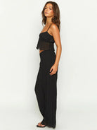 Schwarzes, ärmelloses Maxikleid für Damen, ideal für Sommermode. Elegantes Design, luftiger Stoff, perfekt für lässige Anlässe und Strandtage.