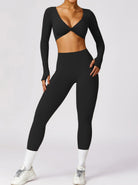 Schwarzes Sport-Set für Damen mit langärmligem Crop-Top und Leggings. Perfekt für Fitness, Yoga und Freizeit. Bequem und stilvoll.