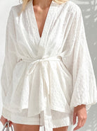 Weißer Kimono mit Gürtel, Damenmode, Sommeroutfit, leichte Baumwolle, eleganter Stil, Freizeitkleidung, trendige Bekleidung, modisches Design.