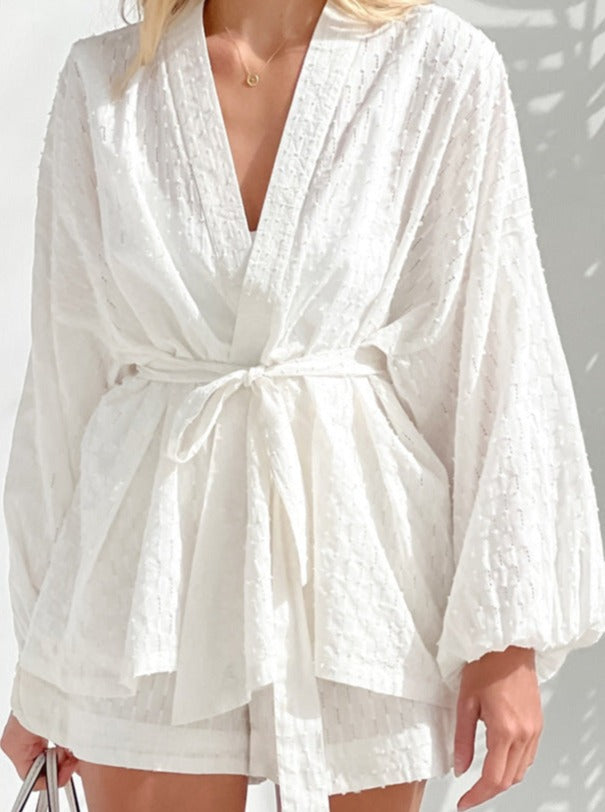 Weißer Kimono mit Gürtel, Damenmode, Sommeroutfit, leichte Baumwolle, eleganter Stil, Freizeitkleidung, trendige Bekleidung, modisches Design.