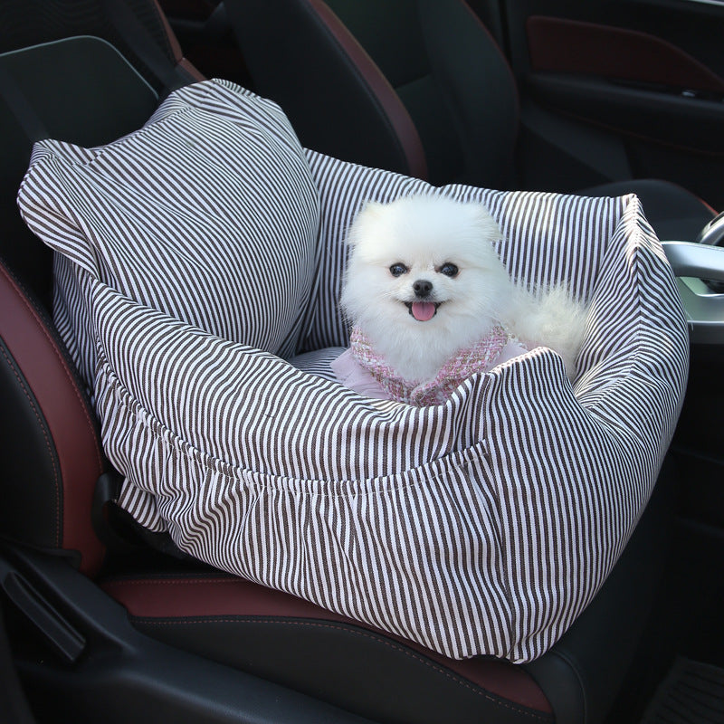 Weißer Hund in gestreiftem Autositz, Haustierbett, bequem, sicher, Autozubehör.