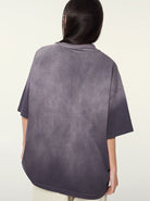 Damen-T-Shirt in Grau, Oversize-Passform, aus weicher Baumwolle. Perfekt für lässige Outfits und Streetwear-Looks. Ideal für den Alltag.