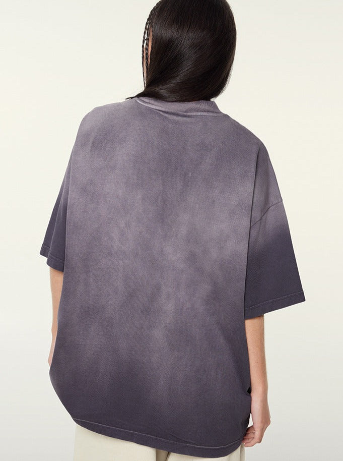Damen-T-Shirt in Grau, Oversize-Passform, aus weicher Baumwolle. Perfekt für lässige Outfits und Streetwear-Looks. Ideal für den Alltag.