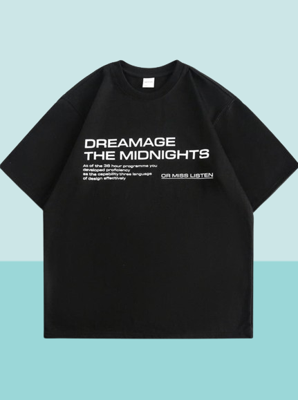 Schwarzes T-Shirt mit weißem Aufdruck "DREAMAGE THE MIDNIGHTS", lässiger Stil, Unisex, ideal für Streetwear und modische Outfits.