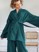 Damen-Kimono-Set in Smaragdgrün, aus weichem, strukturiertem Stoff. Perfekt für stilvolle Freizeitmode und entspannte Eleganz.