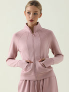Damen-Sportjacke in Rosa mit Reißverschluss, Stehkragen und Taschen. Perfekt für Fitness, Yoga und Freizeit. Bequeme und stilvolle Sportmode.