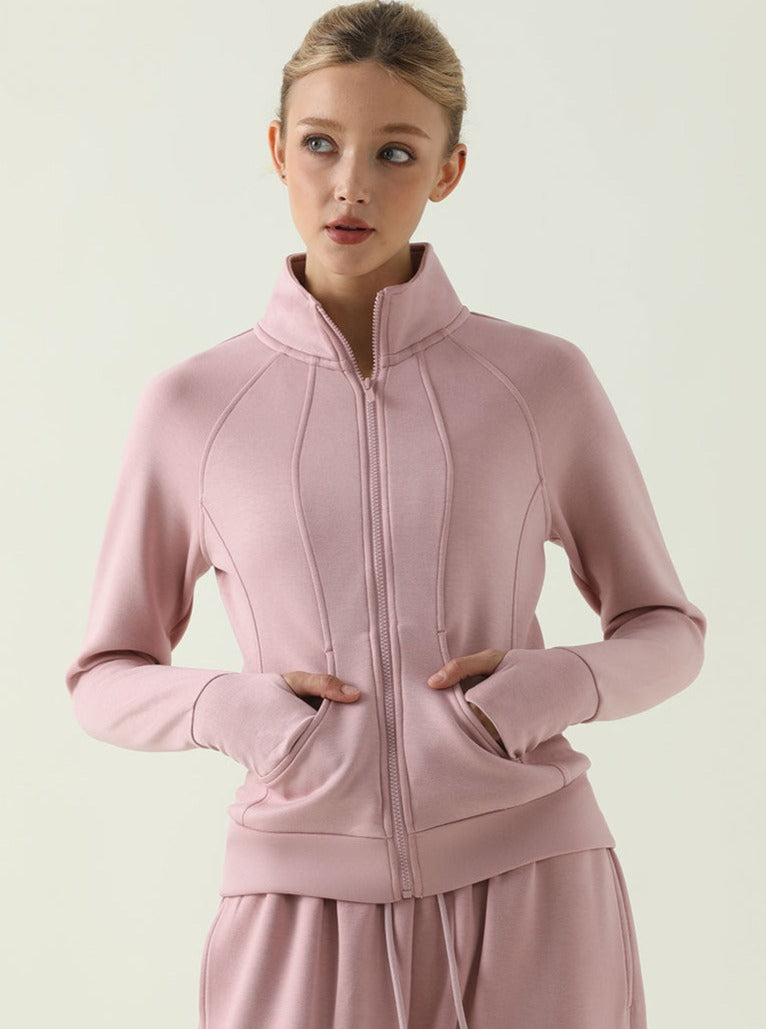 Damen-Sportjacke in Rosa mit Reißverschluss, Stehkragen und Taschen. Perfekt für Fitness, Yoga und Freizeit. Bequeme und stilvolle Sportmode.