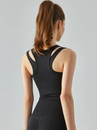 Damen-Sporttop in Schwarz, ärmellos, mit Racerback-Design. Ideal für Fitness, Yoga und Training. Atmungsaktives Material für optimalen Komfort.