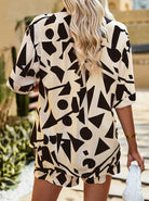 Damen Sommer-Set mit geometrischem Muster, kurzärmelig, schwarz-weiß, ideal für Freizeit und Strand. Modetrend 2023, bequem und stilvoll.
