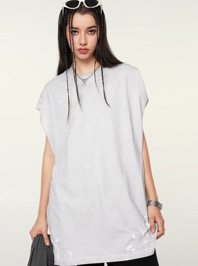 Frau in grauem Oversize-T-Shirt, modisch mit Sonnenbrille und Ketten. Trendige Streetwear, lässiger Look, urbaner Stil, junge Frau.