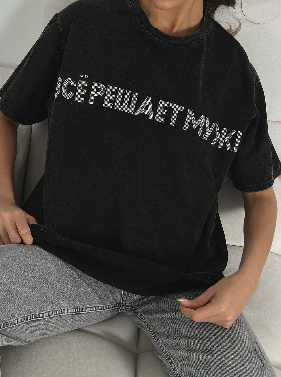Schwarzes T-Shirt mit russischem Schriftzug, lässiger Stil, Baumwolle, Unisex, modisches Design, ideal für Streetwear und Freizeitkleidung.