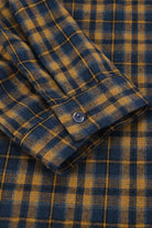 Kariertes Flanellhemd in Blau und Gelb, weicher Stoff, Langarm, Knopfverschluss. Perfekt für Herbstmode und lässige Outfits.