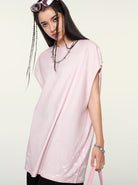 Junge Frau in rosa Oversize-T-Shirt, modische Sonnenbrille, lange Haare, lässiger Look, trendige Streetwear, urbaner Stil, Accessoires.