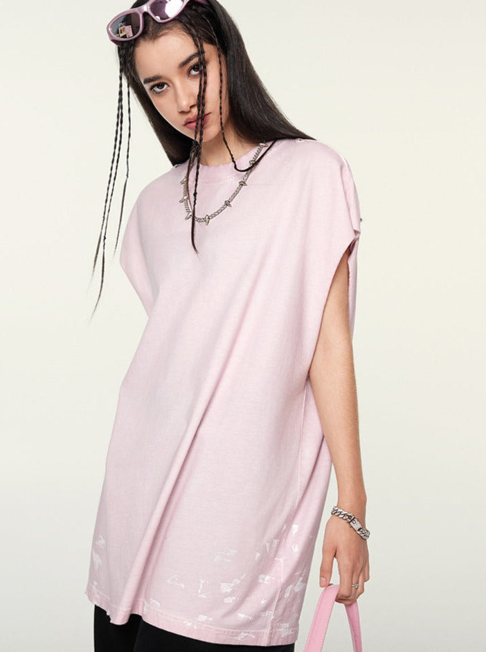 Junge Frau in rosa Oversize-T-Shirt, modische Sonnenbrille, lange Haare, lässiger Look, trendige Streetwear, urbaner Stil, Accessoires.