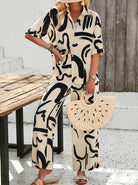 Damen-Sommeroutfit mit abstraktem Muster, bestehend aus beigem Hemd und Hose. Perfekt für lässige Anlässe. Modetrend 2023, stilvoll und bequem.