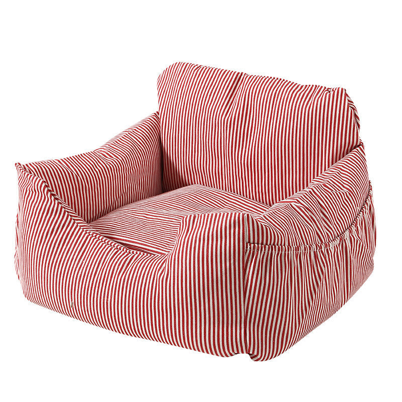 Rot-weiß gestreifter Sitzsack, gemütlicher Sessel, Wohnzimmermöbel, modernes Design.