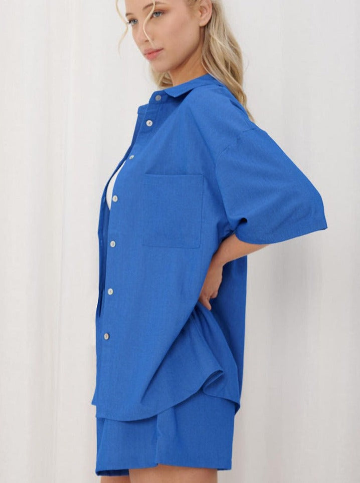 Damenmode: Elegante blaue Bluse mit kurzen Ärmeln und Knopfleiste, ideal für Sommeroutfits. Perfekt kombinierbar mit Shorts oder Röcken.