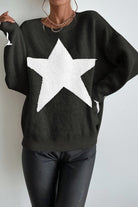 Damenpullover mit großem weißen Stern, schwarzer Hintergrund, lässiger Stil, ideal für Herbstmode. Trendige Strickmode, bequem und stilvoll.