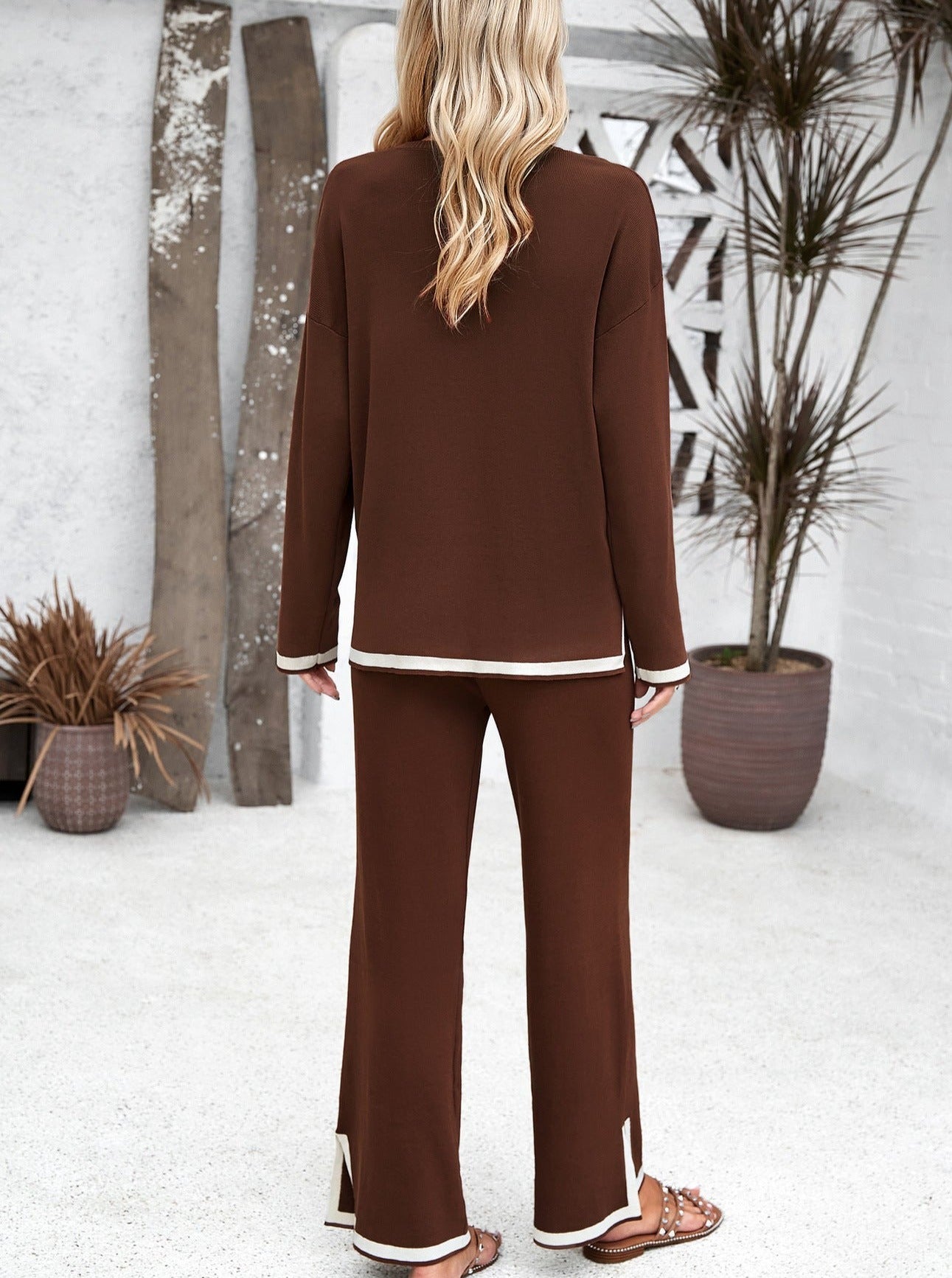Damen-Loungewear-Set in Braun, gemütlich und stilvoll, ideal für Zuhause. Perfekt für entspannte Tage, modisch und bequem.