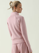 Damen-Sportanzug in Rosa, bequem und stilvoll, ideal für Fitness und Freizeit. Hochwertiges Material, modisches Design, perfekte Passform.