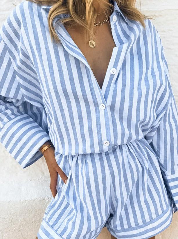 Gestreifter Damen-Shorts-Overall in Blau-Weiß, lässig und modisch, ideal für Sommermode. Perfekt für Strand- und Freizeitoutfits.