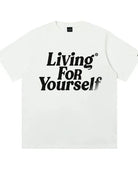 Weißes T-Shirt mit schwarzem Aufdruck "Living For Yourself". Modisches Statement-Shirt, ideal für Streetwear und Casual-Outfits.