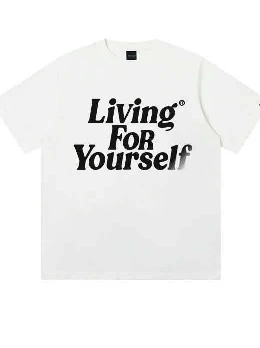 Weißes T-Shirt mit schwarzem Aufdruck "Living For Yourself". Modisches Statement-Shirt, ideal für Streetwear und Casual-Outfits.