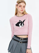Damenpullover mit Hasenmotiv, rosa, langärmelig, modisch, süß, ideal für Herbstmode, kombiniert mit grauem Faltenrock, trendiger Look.