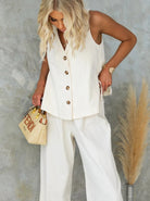 Elegantes Damen-Outfit: Weißes ärmelloses Leinen-Set mit Knöpfen, kombiniert mit einer stilvollen Fendi-Tasche. Perfekt für Sommermode.