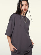 Dunkelgraues Oversize-T-Shirt für Damen, lässiger Streetwear-Look, ideal für trendige Outfits. Perfekt kombinierbar mit urbaner Mode.