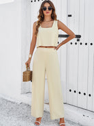 Elegantes Damen-Zweiteiler-Set in Beige, bestehend aus ärmellosem Top und weiten Hosen. Perfekt für Sommermode und stilvolle Freizeitoutfits.