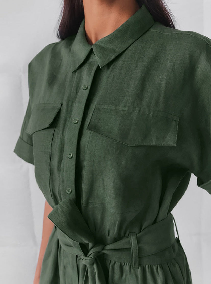 Grünes Leinenkleid mit kurzen Ärmeln und Taillengürtel, ideal für Sommermode. Stilvoll, atmungsaktiv, perfekt für lässige und elegante Anlässe.