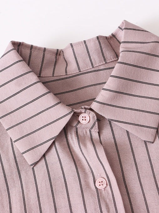 Gestreiftes Hemd in Rosa mit Knopfleiste und Kragen. Modisches Design, ideal für Büro und Freizeit. Hochwertige Baumwolle, bequem und stilvoll.