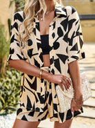 Damen Sommeroutfit mit geometrischem Muster, bestehend aus Hemd und Shorts, ideal für Strandmode. Perfekt kombiniert mit geflochtener Clutch.