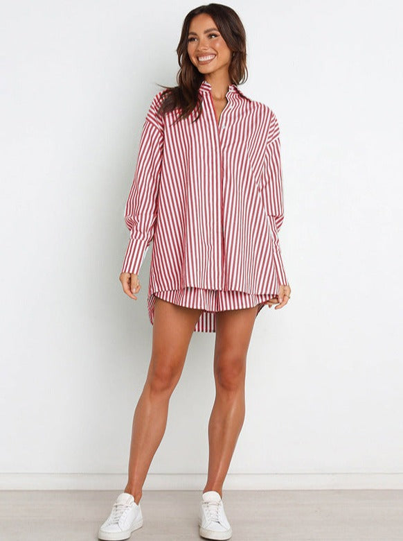 Gestreiftes Hemdkleid in Rot-Weiß, lässig und modisch, ideal für den Sommer. Perfekt kombiniert mit weißen Sneakers für einen trendigen Look.