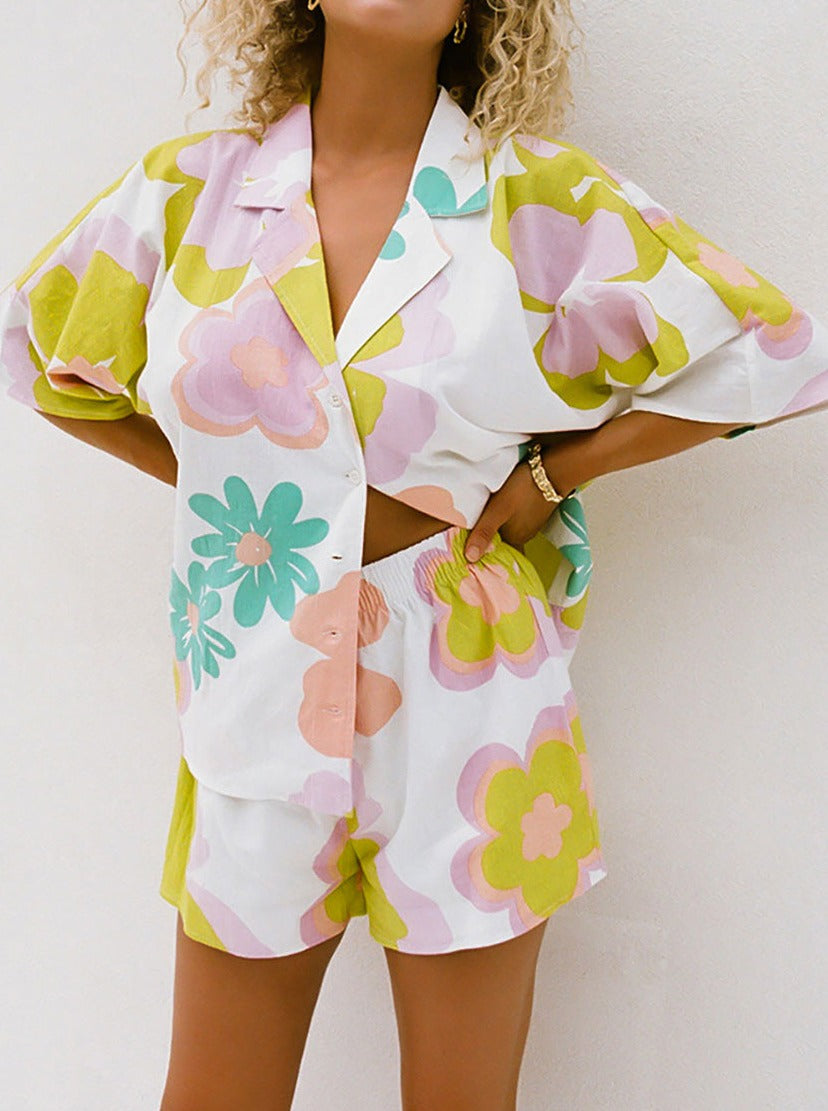 Bunte Damen-Shorts und Hemd-Set mit Blumenmuster, Sommermode, lässiger Stil, bequeme Passform, ideal für Strand und Freizeit.