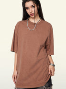 Braunes Oversize-T-Shirt für Damen, lässiger Stil, ideal für Streetwear. Perfekt kombinierbar mit Jeans oder Shorts für einen trendigen Look.