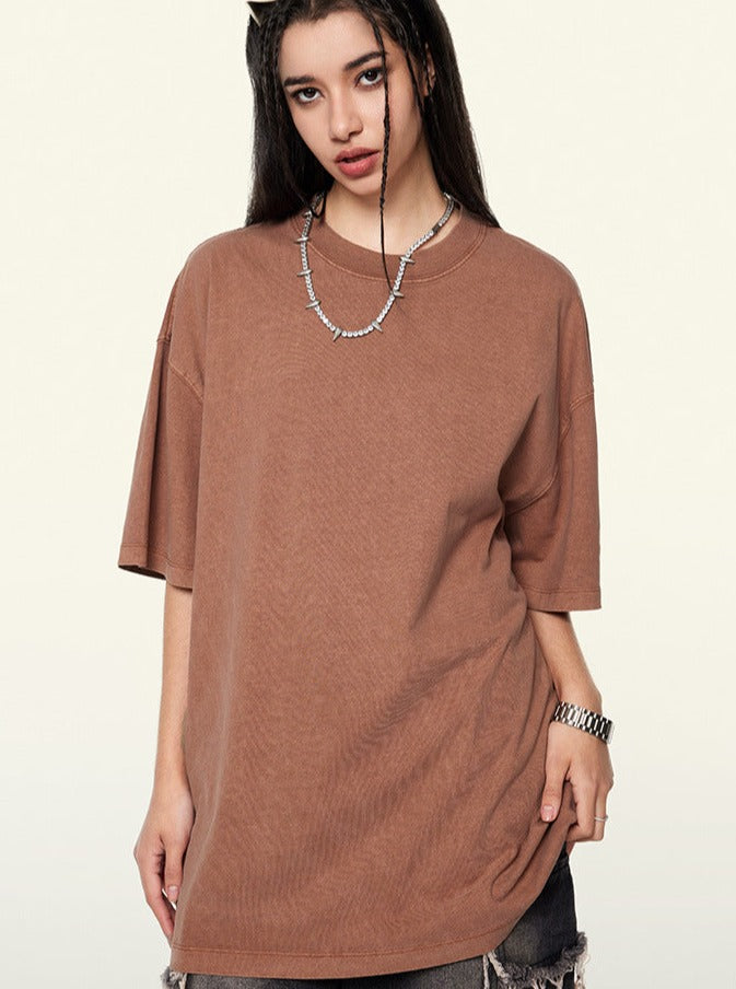 Braunes Oversize-T-Shirt für Damen, lässiger Stil, ideal für Streetwear. Perfekt kombinierbar mit Jeans oder Shorts für einen trendigen Look.