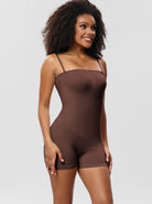 Brauner nahtloser Bodysuit für Damen, figurbetont, mit Spaghettiträgern. Perfekt für Unterwäsche oder als modisches Statement.
