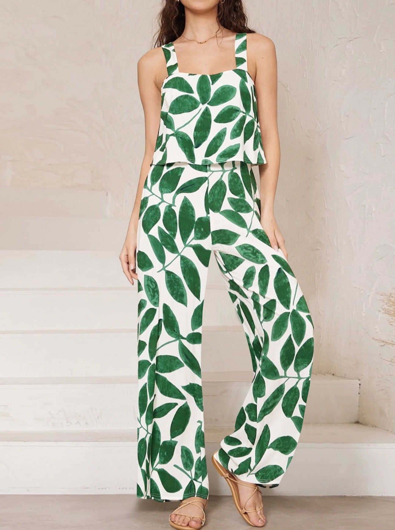 Damen-Zweiteiler mit grünem Blattmuster, ärmelloses Top und weite Hose, ideal für Sommermode, lässiger Stil, trendige Damenbekleidung.
