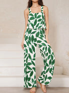 Damen-Zweiteiler mit grünem Blattmuster, ärmelloses Top und weite Hose, ideal für Sommermode, lässiger Stil, trendige Damenbekleidung.