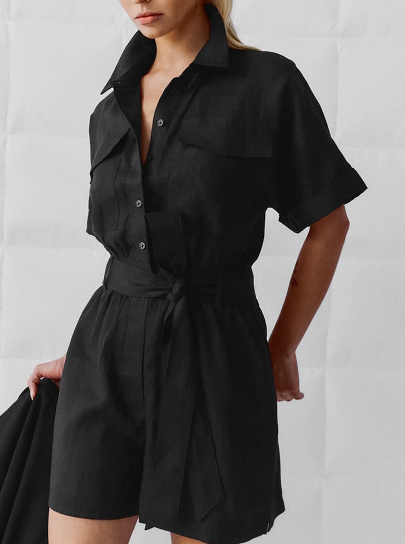 Eleganter schwarzer Jumpsuit für Damen, kurzärmelig mit Gürtel, ideal für Sommermode. Perfekt für stilvolle Freizeit- und Abendlooks.