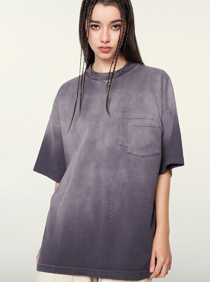Damen T-Shirt in Grau, lässiger Oversize-Schnitt, mit Brusttasche. Perfekt für Streetwear-Looks und modische Freizeitoutfits.