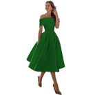 Elegantes, schulterfreies grünes Kleid für Damen, knielang, ideal für Abendveranstaltungen. Perfekt für stilvolle Mode und festliche Anlässe.