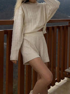 Damen Strick-Set in Creme: Modischer Pullover und Shorts aus weichem Strickstoff, ideal für Herbstmode. Bequem, stilvoll, zeitlos.