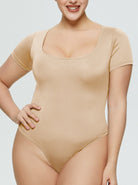 Damen-Body in Beige mit kurzen Ärmeln und quadratischem Ausschnitt. Perfekt als Shapewear oder Unterwäsche. Bequem und figurbetont.