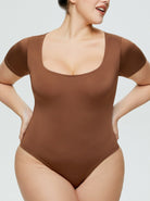 Brauner Damen-Body mit kurzen Ärmeln, figurbetontem Schnitt und Rundhalsausschnitt. Perfekt für Mode, Komfort und vielseitige Outfits.
