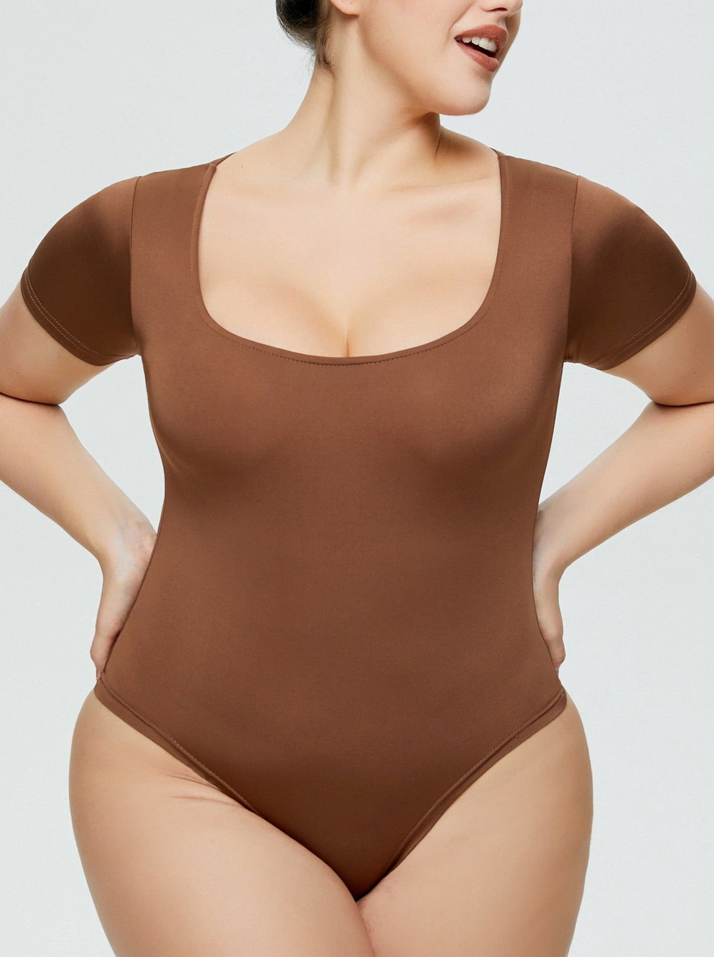 Brauner Damen-Body mit kurzen Ärmeln, figurbetontem Schnitt und Rundhalsausschnitt. Perfekt für Mode, Komfort und vielseitige Outfits.